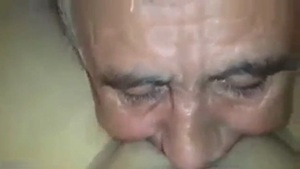 Старый кавказец доводит языком армянскую девушку до оргазма